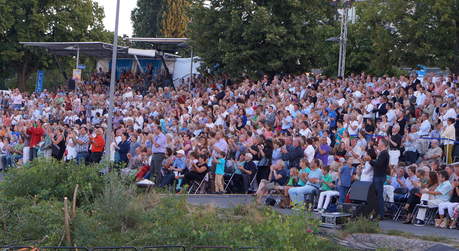 Zuschauerbereich an Land vor der 
<br/>schwimmenden Konzertbübhhne CassianCarl