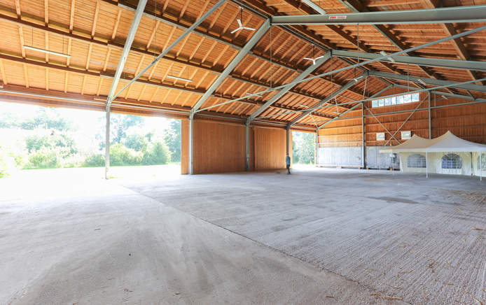 Maschinenhalle innen mit offenen Toren