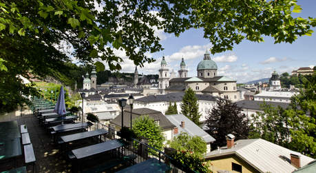 Gastgarten mit Blick auf die Salzburger Altstadt.