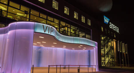 Eigener VIP Eingang mit individueller Beleuchtung